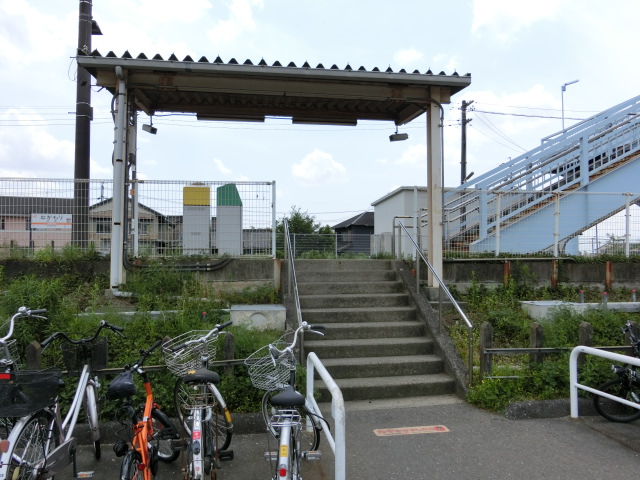 駅出入口 (2番線側)