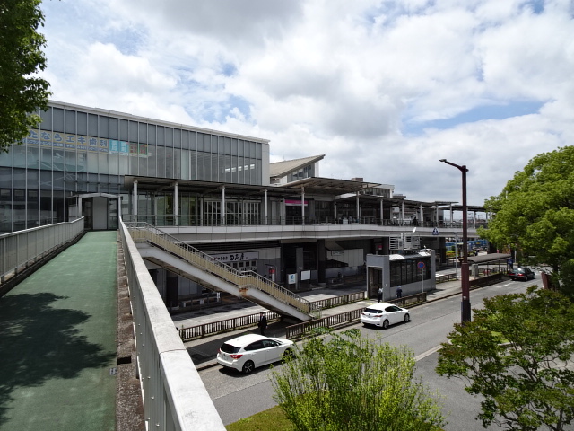 駅舎 (東口)